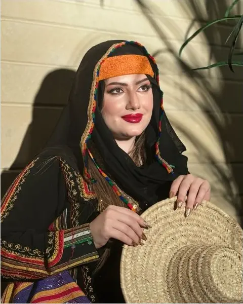 إطلالة تراثية بمكياج من أعمال شهرة
